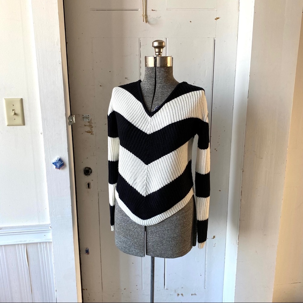 Chevron Laced Sweater Black & White Med - Picture 2 of 11